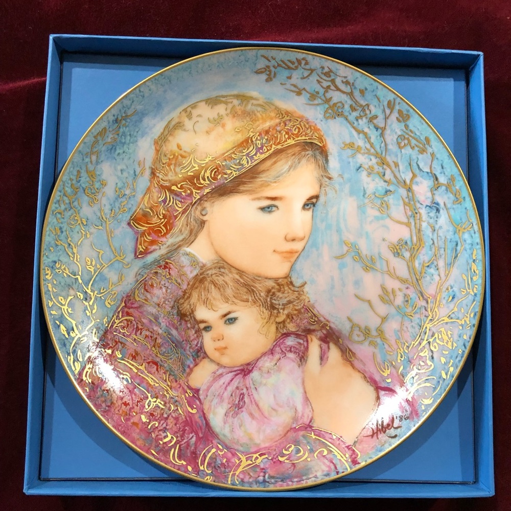 Hibel 1986 Mother’s Day Plate - Emily and Jennifer